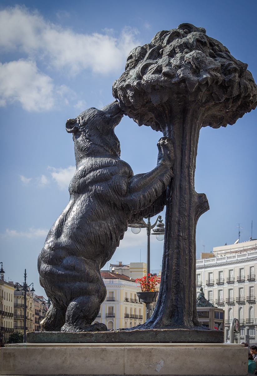 La Puerta del Sol es una concurrida y famosa plaza de Madrid.