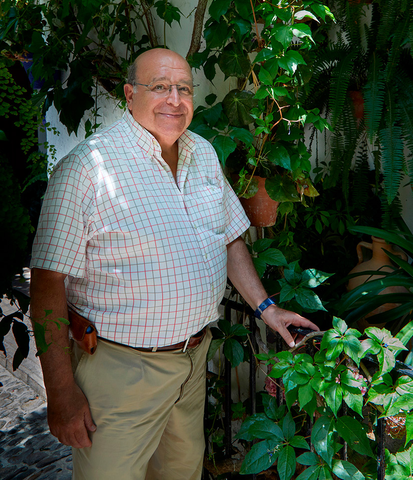 Miguel Ángel Roldan Sánchez es el propietario del hermoso patio del número 44 de San Basilio, en Córdoba.