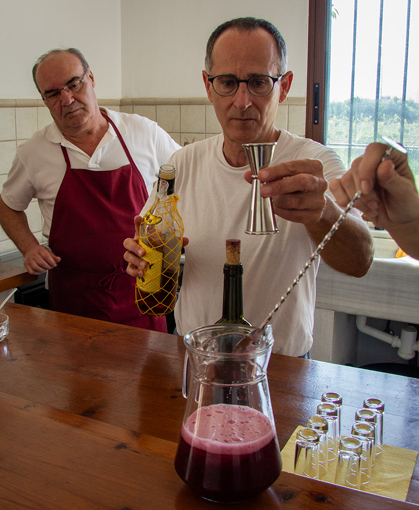 En el taller de paella de Valencia también aprenderás a preparar sangría.