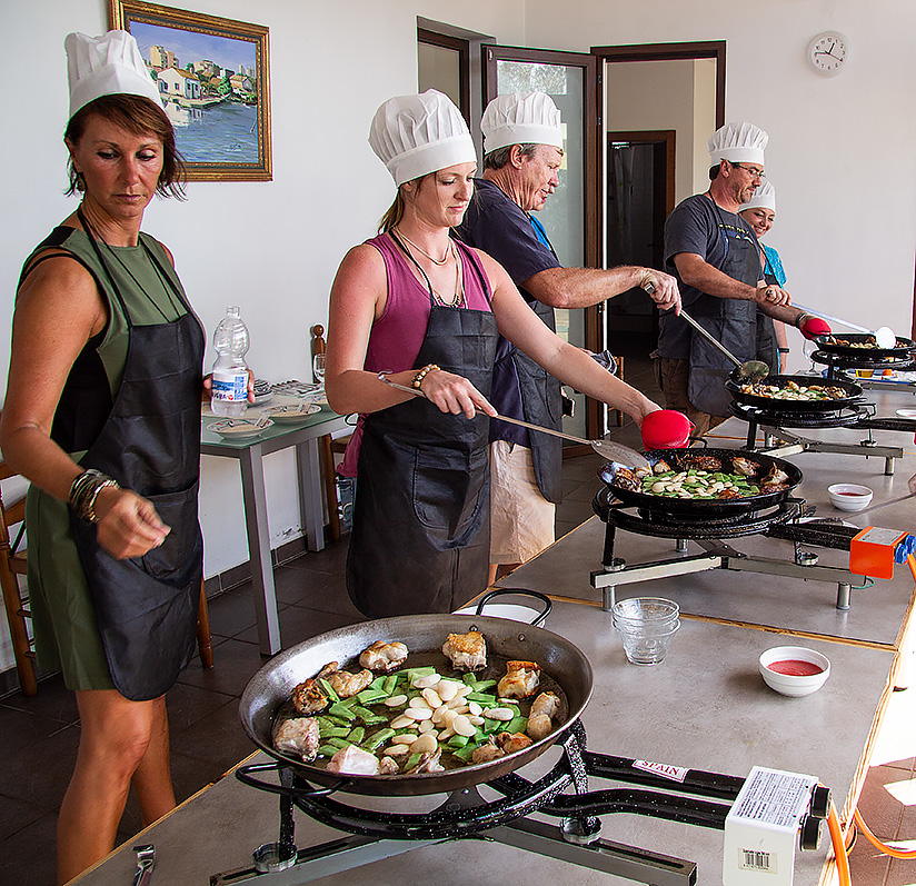 Te guiarán paso a paso por todo el proceso mientras aprendes a hacer paella en Valencia.
