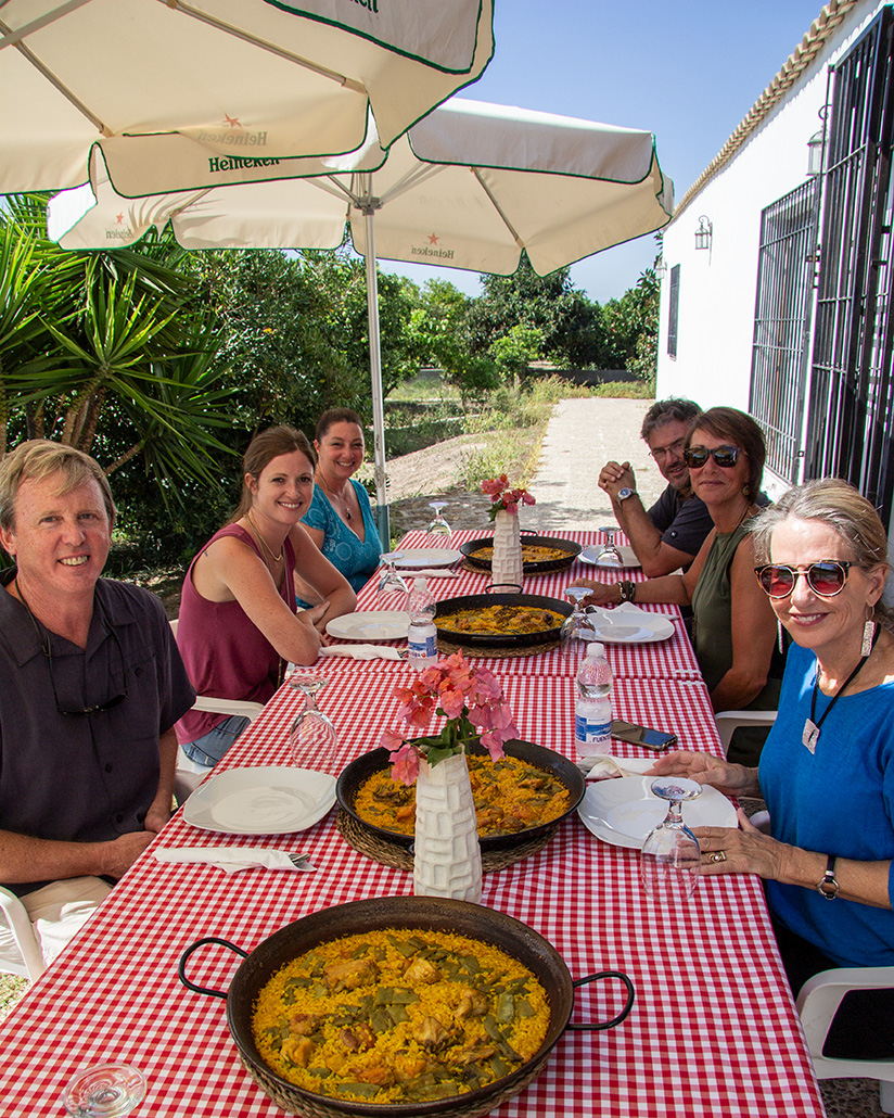 Un taller de paella en Valencia termina con una agradable comida en grupo.