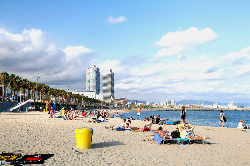 Nyd Barcelonas strande og det blå Middelhav.