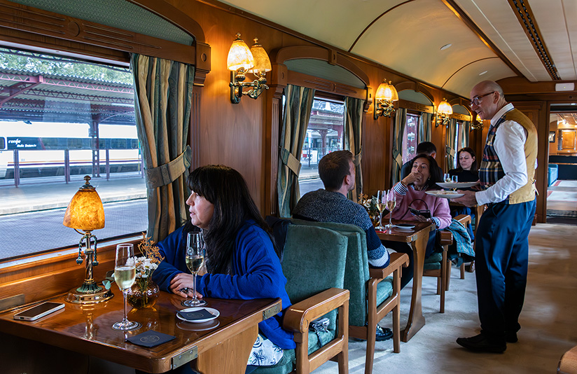 Der bydes på velkomstbobler i luksustogets lounge.