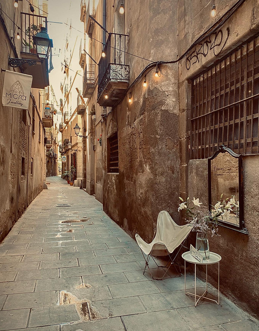 De små smalle gader i Barcelonas El Born-kvarter er spækket med små lokale shops.