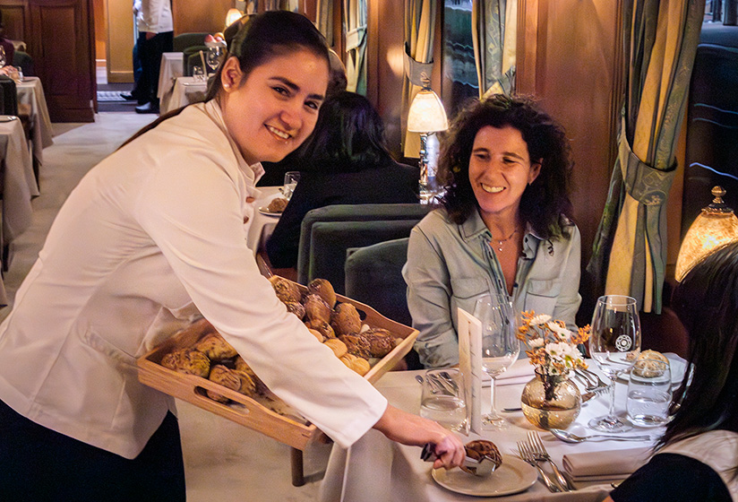 I Costa Verde Express' restaurantvogn serveres lokale gourmetretter hver aften.
