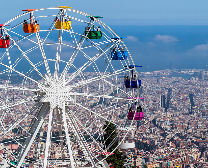 Från toppen av Tibidabo har du en fantastisk utsikt över nöjesparken och Barcelona